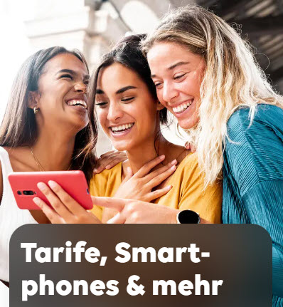 Drei Frauen schauen lächelnd auf ein Smartphone.